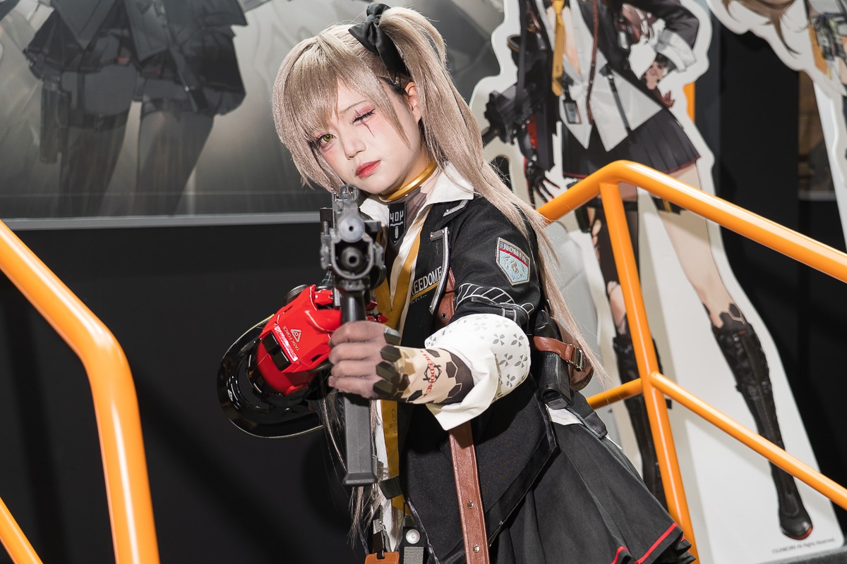 美しくクールな戦術人形が登場した「ドールズフロントライン２：エクシリウム ブース」│冬コミ2025の美人コスプレイヤー＆コンパニオン特集