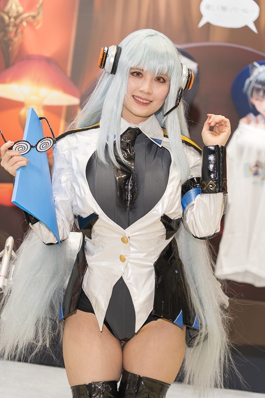 セクシーメイドに見惚れる「ラストオリジン ブース」｜「コミックマーケット107」の美人コスプレイヤー＆コンパニオン特集【2025冬コミ】-3