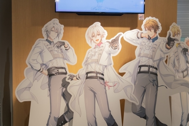 「アイドリッシュセブン Harmony Lounge」フォトレポート｜第1弾のテーマは「レインボーシティ編」！　アイドルたちが紡ぐ物語を“見て”“食べて”楽しもう-3