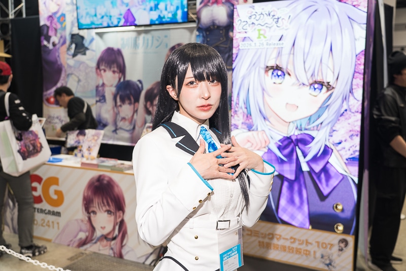 笑顔が眩しい制服カノジョがお出迎えした「エンターグラム ブース」｜「コミックマーケット107」の美人コスプレイヤー＆コンパニオン特集【2025冬コミ】-4