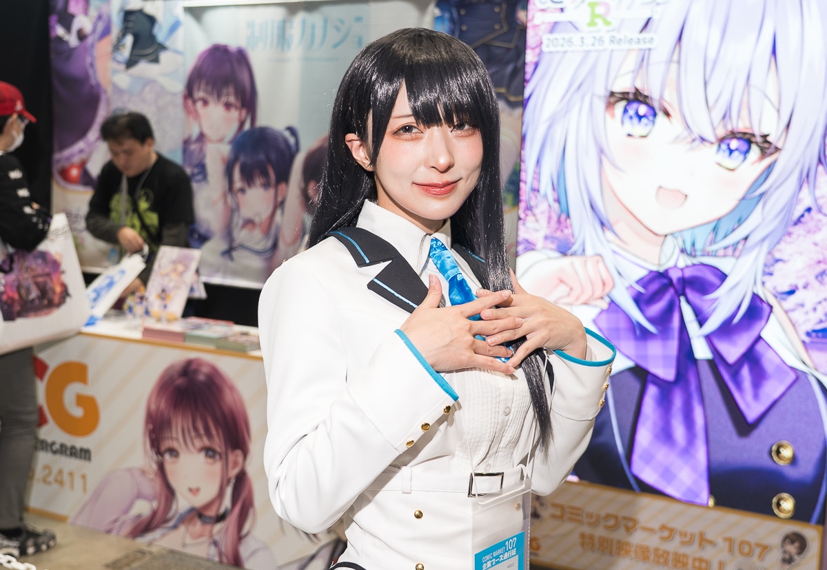 笑顔が眩しい制服カノジョがお出迎えした「エンターグラム ブース」│冬コミ2025の美人コスプレイヤー&コンパニオン特集