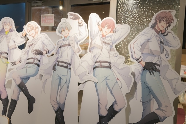 「アイドリッシュセブン Harmony Lounge」フォトレポート｜第1弾のテーマは「レインボーシティ編」！　アイドルたちが紡ぐ物語を“見て”“食べて”楽しもう-5