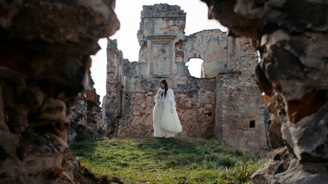 冬アニメ『葬送のフリーレン』第2期、EDテーマ「The Story of Us」MVがプレミア公開決定！　「魔法の都市」プラハを擁すチェコで撮影-6