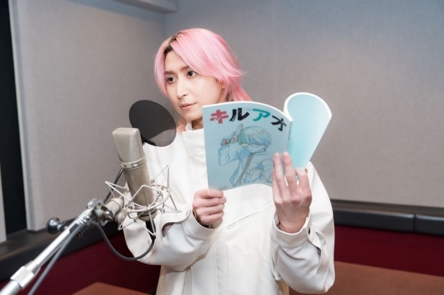 「オーディションの時から絶対に掴みたい！と思い挑んだ」アニメ『キルアオ』古波鮫シン役に佐久間大介さんが決定！ 佐久間さんがピンクヘアの暗殺者・古波鮫シンを演じる様⼦＆コメントが公開-1