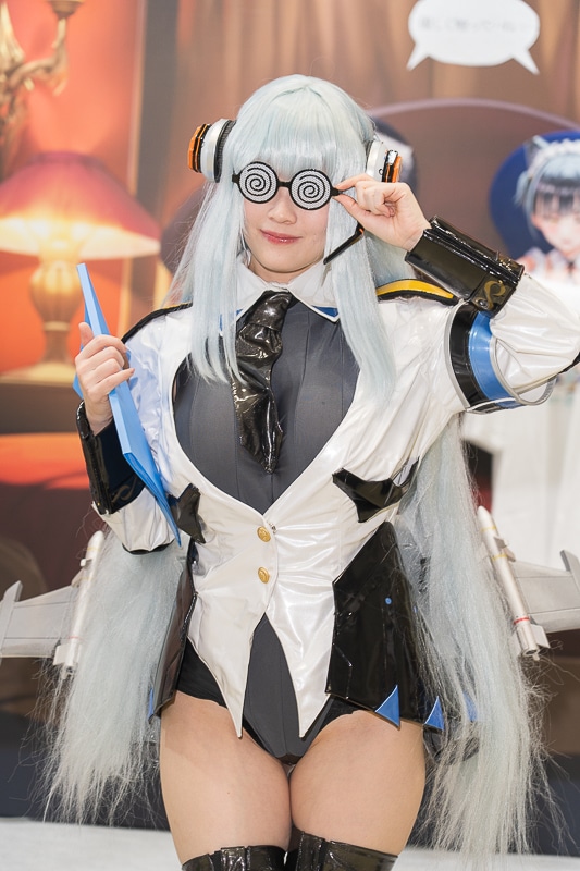 セクシーメイドに見惚れる「ラストオリジン ブース」｜「コミックマーケット107」の美人コスプレイヤー＆コンパニオン特集【2025冬コミ】-1