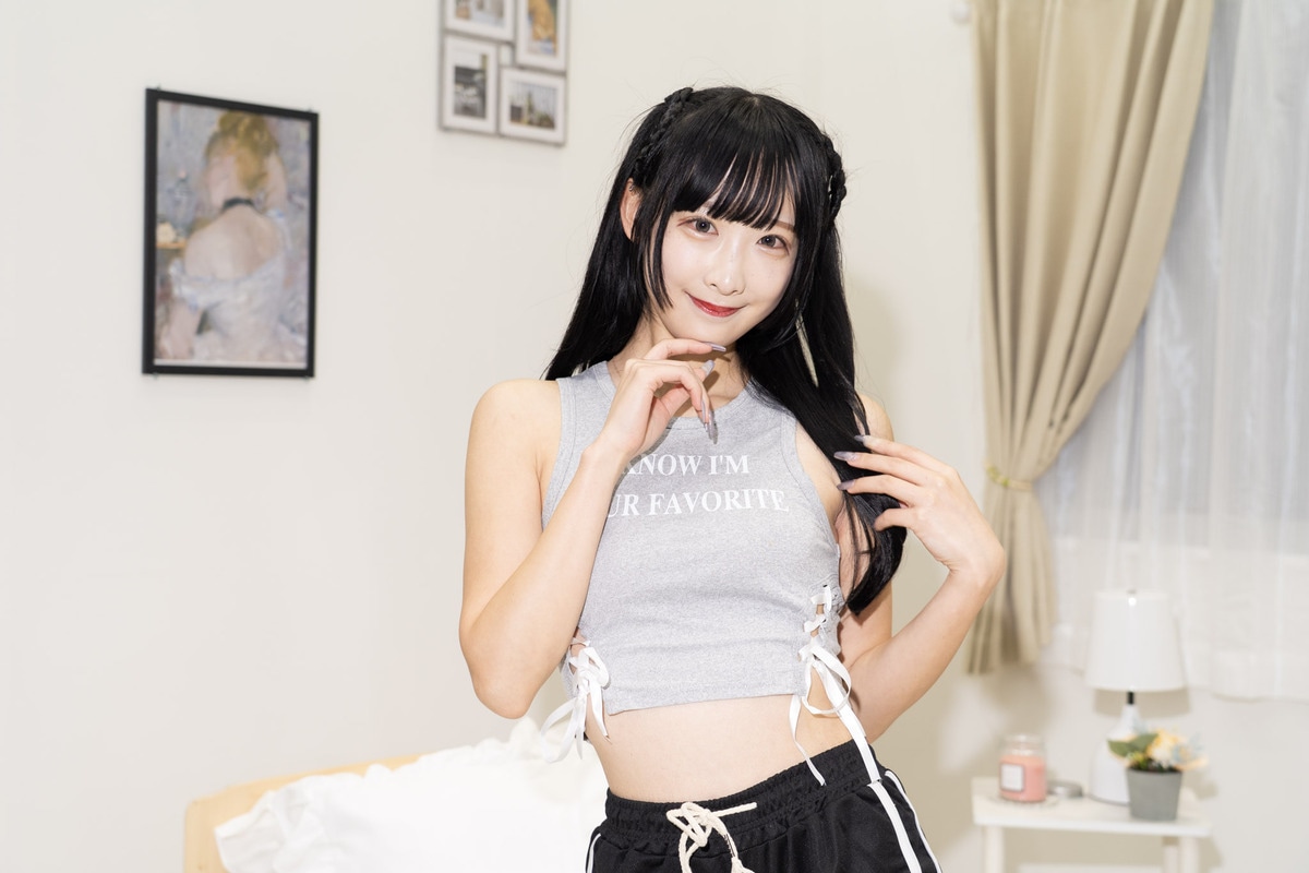 ショーパン姿で美脚が光る美女がお部屋でお出迎え！「TOPTOON」ブースを紹介｜「コミックマーケット107」の美人コスプレイヤー＆コンパニオン特集【2025冬コミ】-3