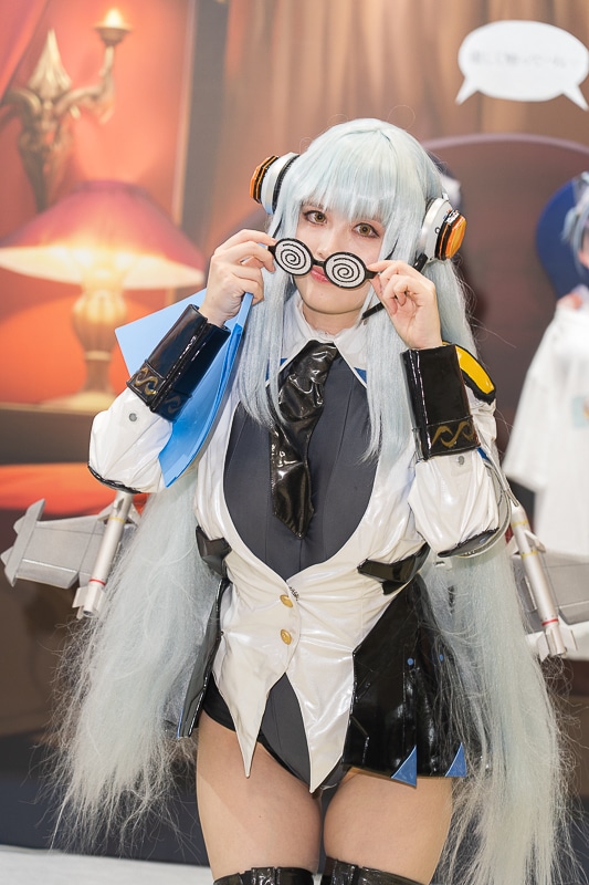 セクシーメイドに見惚れる「ラストオリジン ブース」｜「コミックマーケット107」の美人コスプレイヤー＆コンパニオン特集【2025冬コミ】-2