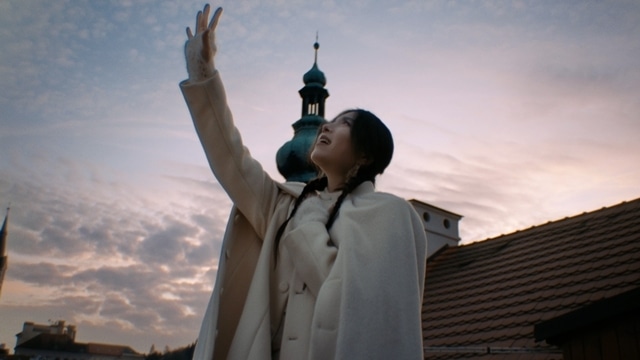 冬アニメ『葬送のフリーレン』第2期、EDテーマ「The Story of Us」MVがプレミア公開決定！　「魔法の都市」プラハを擁すチェコで撮影-3