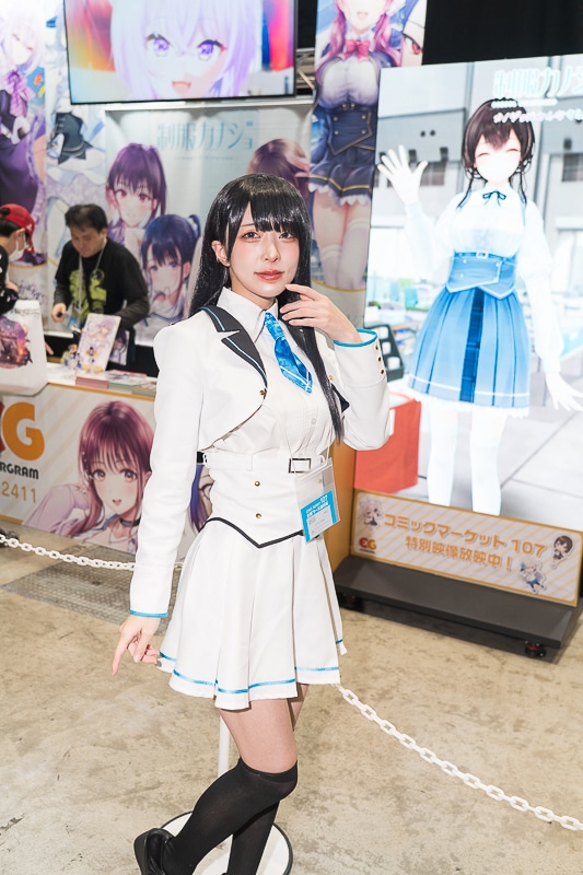 笑顔が眩しい制服カノジョがお出迎えした「エンターグラム ブース」｜「コミックマーケット107」の美人コスプレイヤー＆コンパニオン特集【2025冬コミ】-1