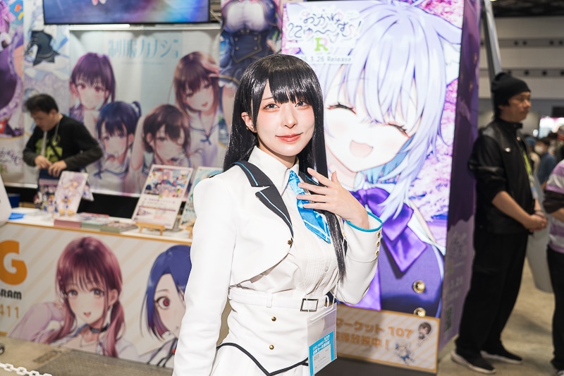 笑顔が眩しい制服カノジョがお出迎えした「エンターグラム ブース」｜「コミックマーケット107」の美人コスプレイヤー＆コンパニオン特集【2025冬コミ】-3
