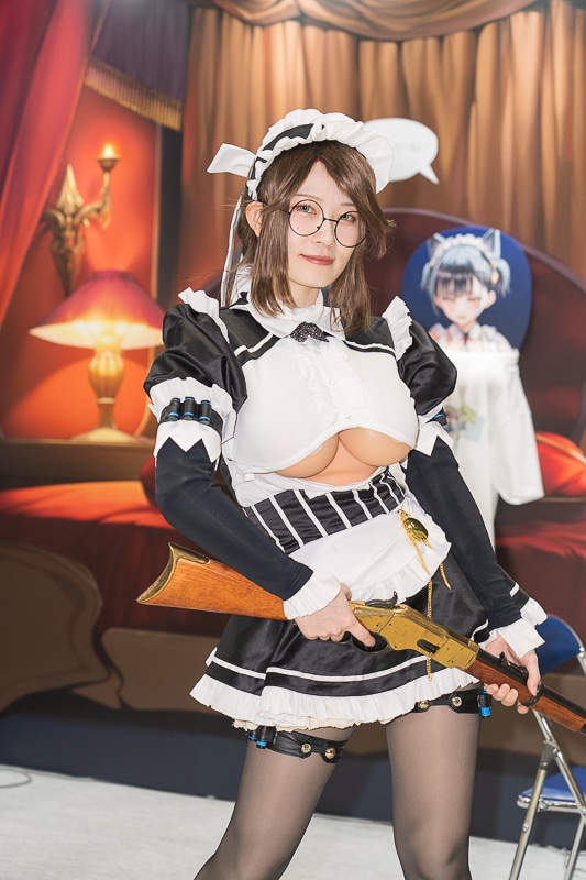セクシーメイドに見惚れる「ラストオリジン ブース」｜「コミックマーケット107」の美人コスプレイヤー＆コンパニオン特集【2025冬コミ】-4