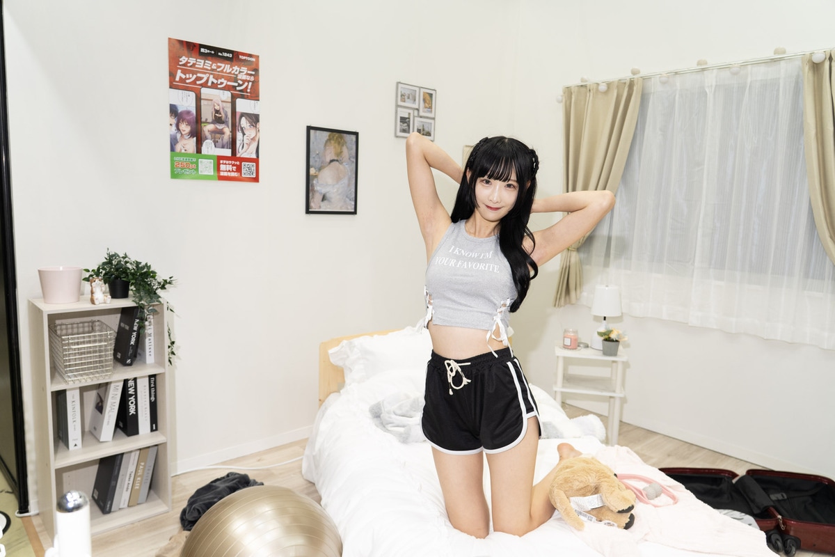 ショーパン姿で美脚が光る美女がお部屋でお出迎え！「TOPTOON」ブースを紹介｜「コミックマーケット107」の美人コスプレイヤー＆コンパニオン特集【2025冬コミ】-2