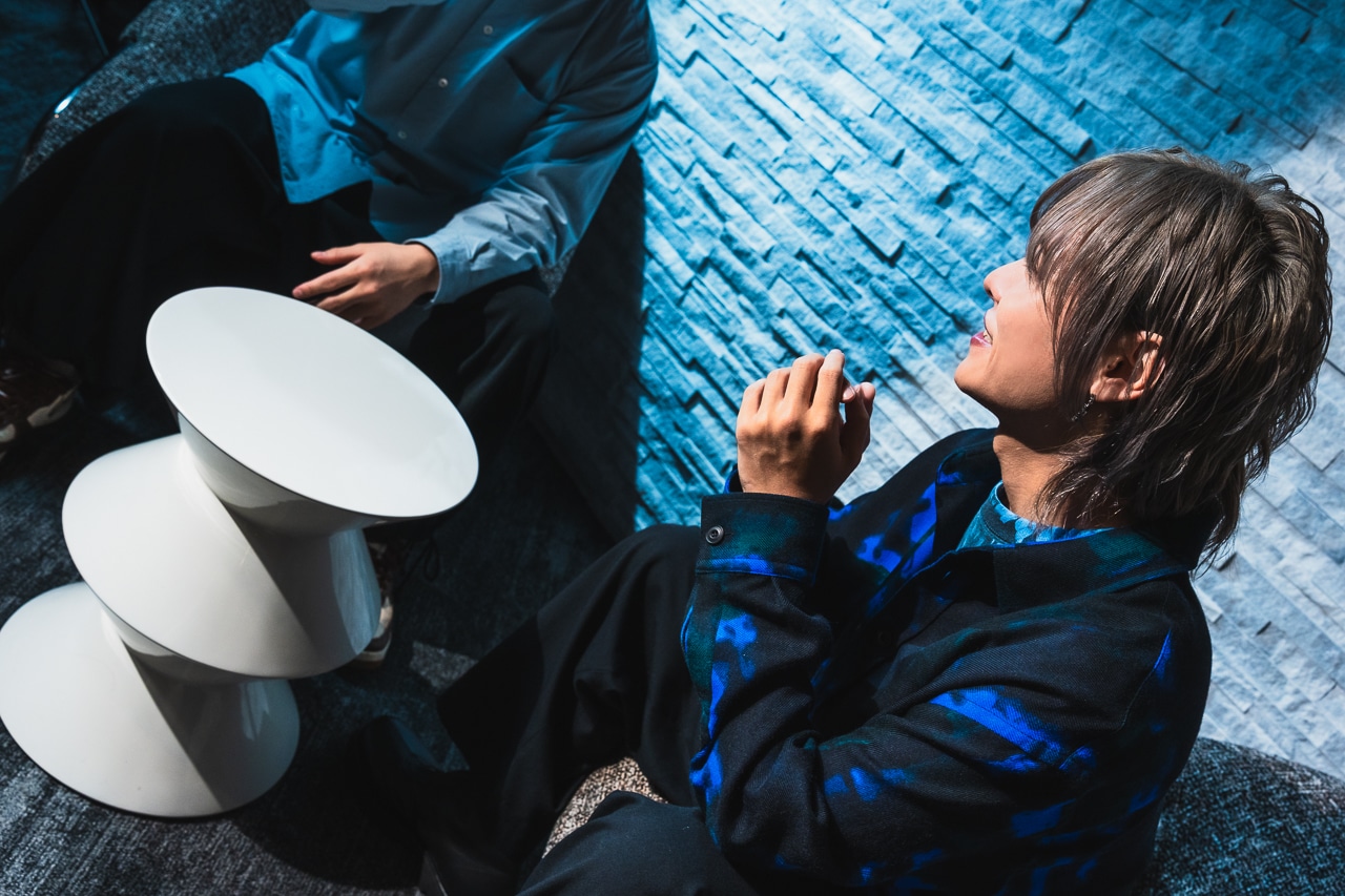 嫌なことだらけの世界だからこそ、刺さる歌がある。だからこそ「筋トレはしないほうがいいかも(笑)」? 縁城蒼吏役・岡本信彦×主題歌アーティスト・五十嵐ハルが語る『デッドアカウント』と「デッドエンド」-4