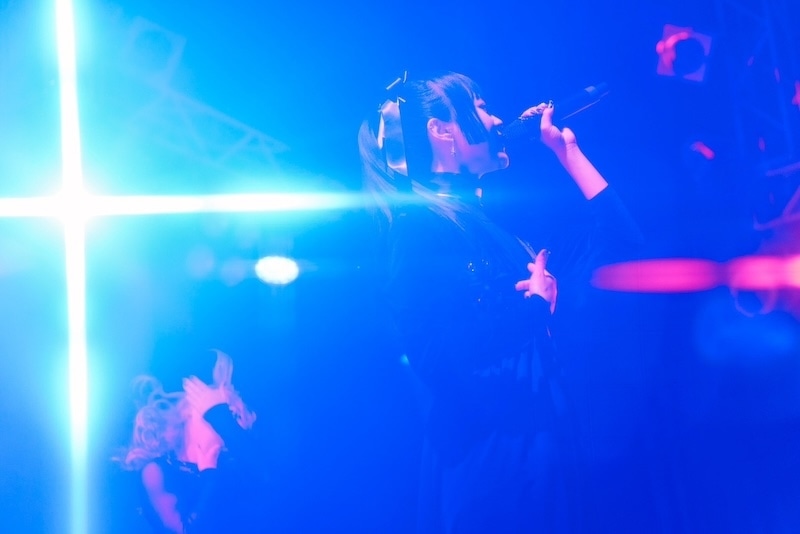 「まだまだ光るから、ちゃんと見てて!」──花と太陽が放つそれぞれの光に包まれた「春咲暖×陽高真白ツーマンライブ『Luminous 2026』」昼公演レポート-6