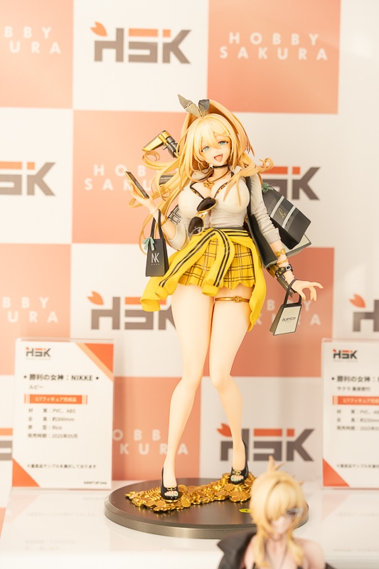 布面積かなり少なめ!? 大胆な衣装が忠実再現された『勝利の女神：NIKKE』のセクシーフィギュアが多数登場！「ワンダーフェスティバル2026［冬］」で展示された、人気アプリゲームのフィギュアを紹介-11