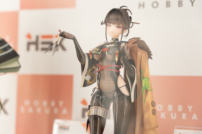 布面積かなり少なめ!? 大胆な衣装が忠実再現された『勝利の女神：NIKKE』のセクシーフィギュアが多数登場！「ワンダーフェスティバル2026［冬］」で展示された、人気アプリゲームのフィギュアを紹介-17