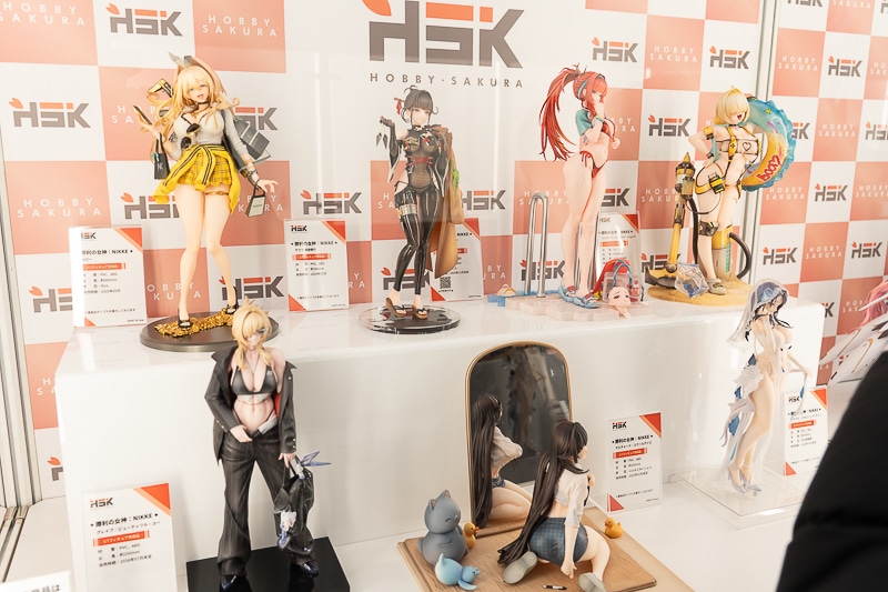 布面積かなり少なめ!? 大胆な衣装が忠実再現された『勝利の女神：NIKKE』のセクシーフィギュアが多数登場！「ワンダーフェスティバル2026［冬］」で展示された、人気アプリゲームのフィギュアを紹介-9