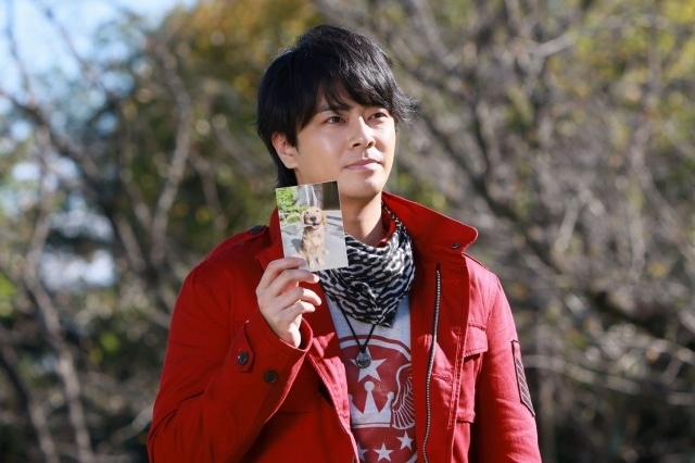 ▲犬の写真を見せているジュウオウイーグル/風切大和