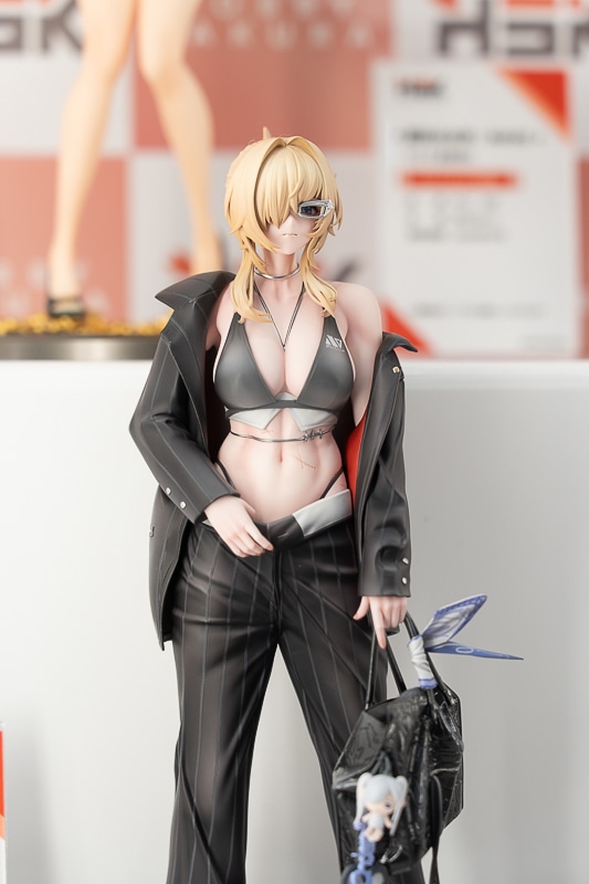 布面積かなり少なめ!? 大胆な衣装が忠実再現された『勝利の女神：NIKKE』のセクシーフィギュアが多数登場！「ワンダーフェスティバル2026［冬］」で展示された、人気アプリゲームのフィギュアを紹介-10
