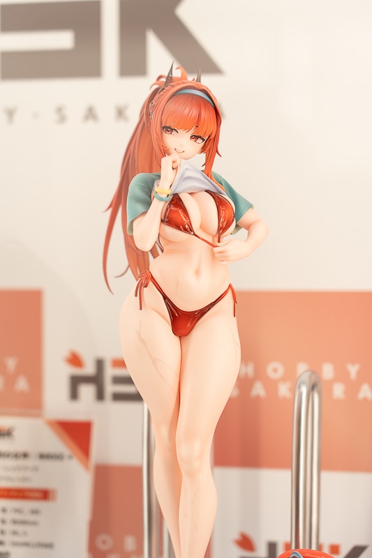 布面積かなり少なめ!? 大胆な衣装が忠実再現された『勝利の女神：NIKKE』のセクシーフィギュアが多数登場！「ワンダーフェスティバル2026［冬］」で展示された、人気アプリゲームのフィギュアを紹介-15