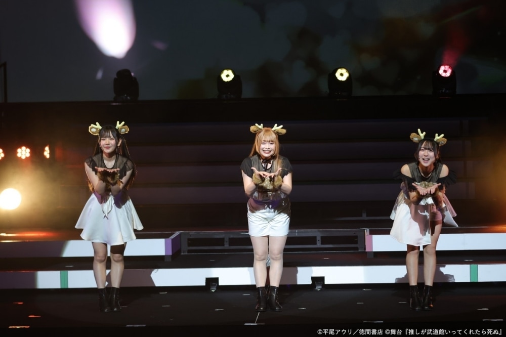 「たくさんの方にもっともっと広まっていったら嬉しいです」──舞台『推しが武道館いってくれたら死ぬ』ゲネプロ直後の小林愛香さん&佐藤佳穂さん、大村 杏さんら「ChamJam」メンバーを演じるキャスト陣が意気込みを語る!-15