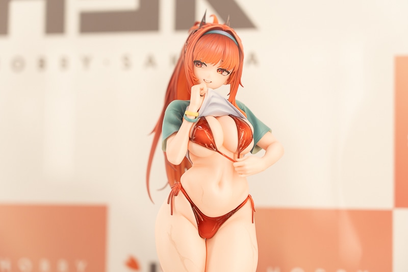 布面積かなり少なめ!? 大胆な衣装が忠実再現された『勝利の女神：NIKKE』のセクシーフィギュアが多数登場！「ワンダーフェスティバル2026［冬］」で展示された、人気アプリゲームのフィギュアを紹介-16