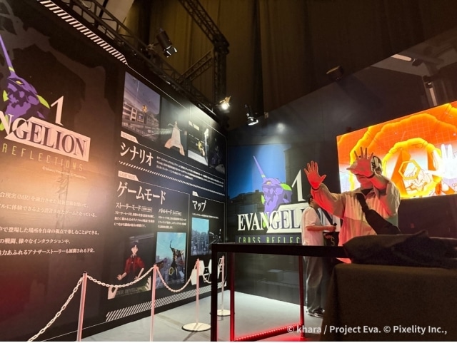 ブースでの試遊体験(写真はPIXELITYスタッフ)