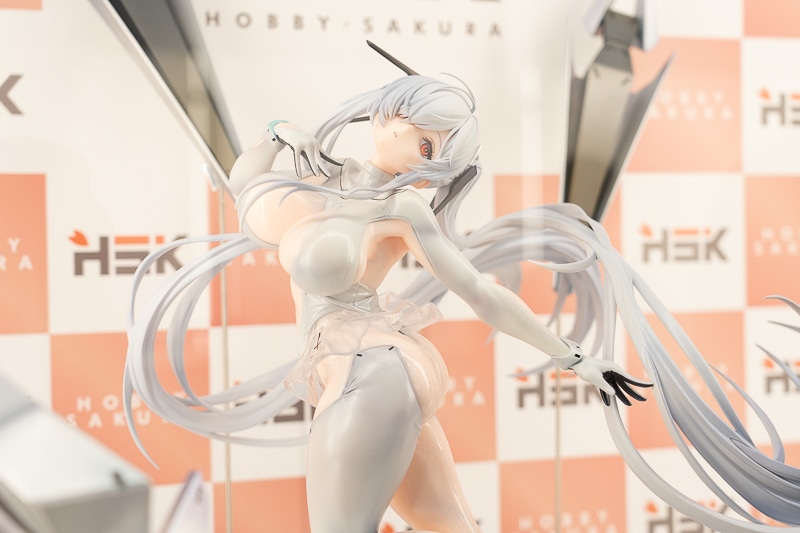 布面積かなり少なめ!? 大胆な衣装が忠実再現された『勝利の女神：NIKKE』のセクシーフィギュアが多数登場！「ワンダーフェスティバル2026［冬］」で展示された、人気アプリゲームのフィギュアを紹介-2