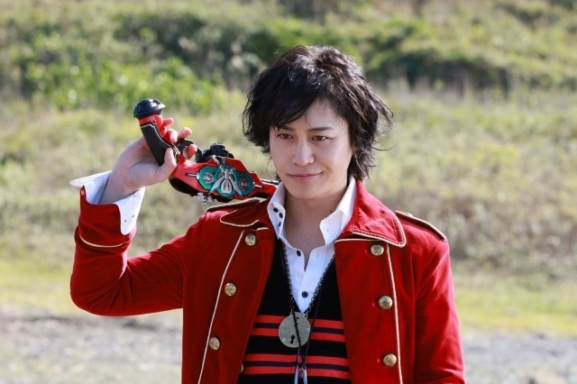 ▲ゴーカイガンを手に持つゴーカイレッド/キャプテン・マーベラス