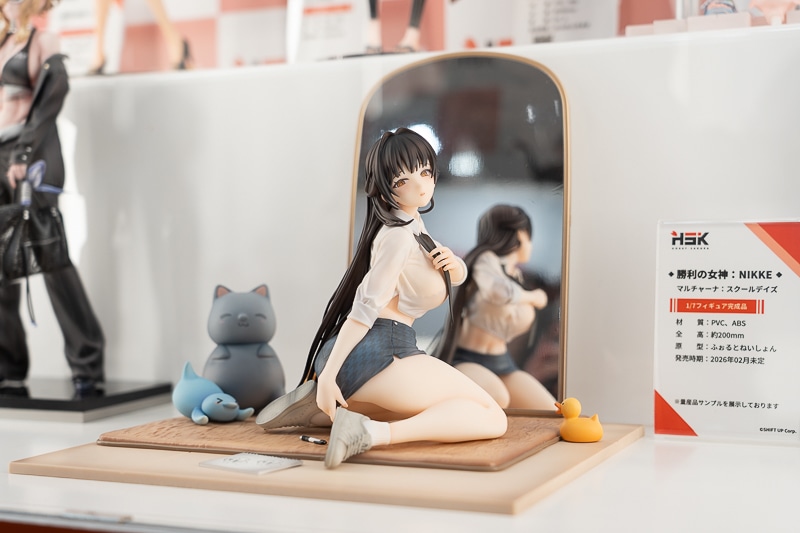 布面積かなり少なめ!? 大胆な衣装が忠実再現された『勝利の女神：NIKKE』のセクシーフィギュアが多数登場！「ワンダーフェスティバル2026［冬］」で展示された、人気アプリゲームのフィギュアを紹介-19