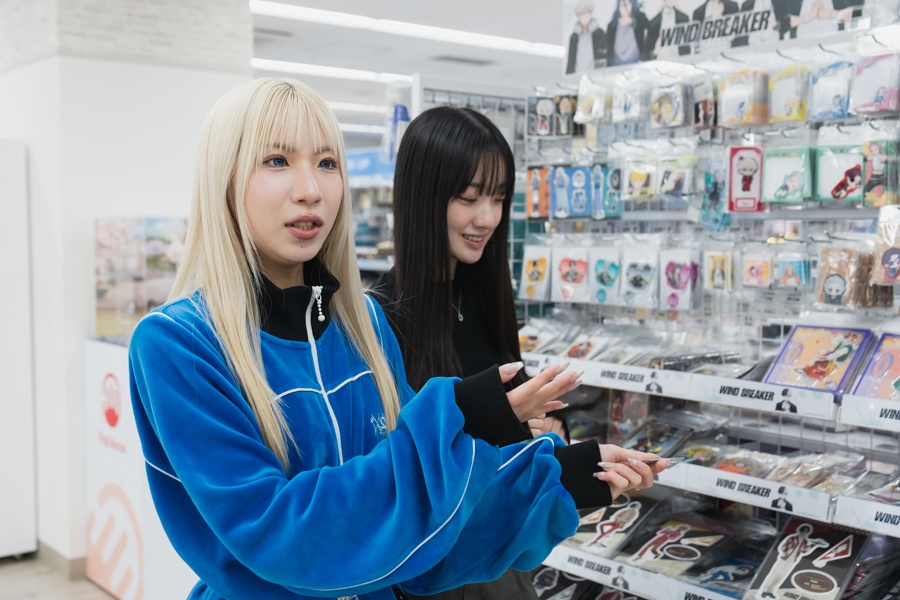 アニメも音楽も、「好き」に向き合い続ける——Little Glee MonsterのMAYUさん＆結海さん初めてふたりでお買い物！【店舗貸切！お小遣いアニメイト】-8