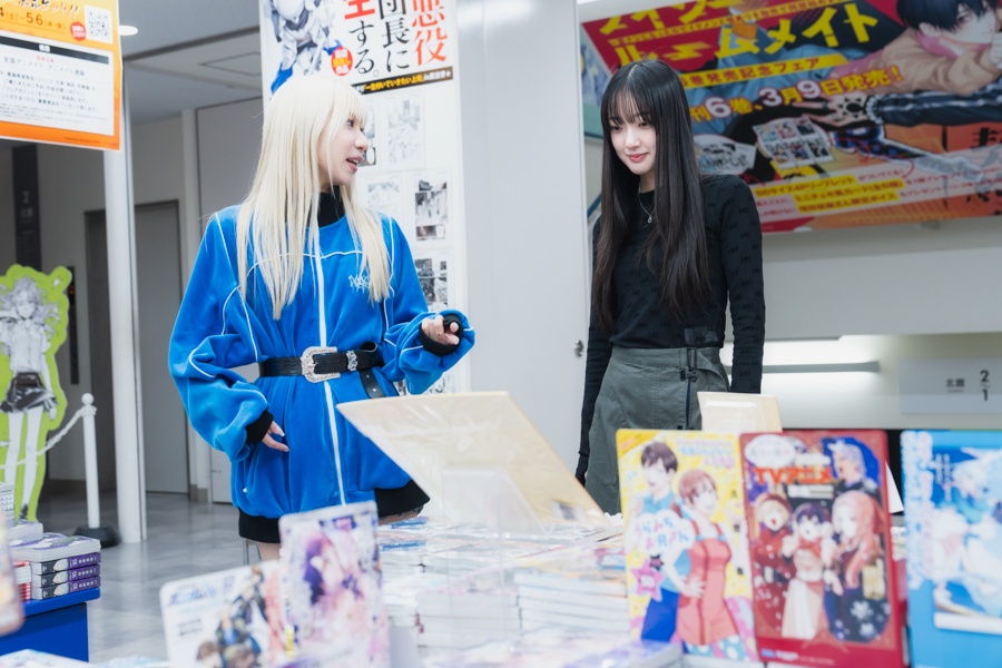 アニメも音楽も、「好き」に向き合い続ける——Little Glee MonsterのMAYUさん＆結海さん初めてふたりでお買い物！【店舗貸切！お小遣いアニメイト】-28