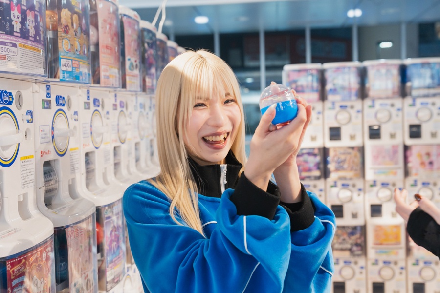 アニメも音楽も、「好き」に向き合い続ける——Little Glee MonsterのMAYUさん＆結海さん初めてふたりでお買い物！【店舗貸切！お小遣いアニメイト】-17