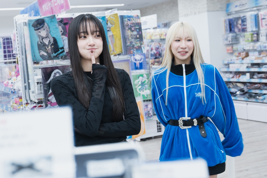 アニメも音楽も、「好き」に向き合い続ける——Little Glee MonsterのMAYUさん＆結海さん初めてふたりでお買い物！【店舗貸切！お小遣いアニメイト】-22