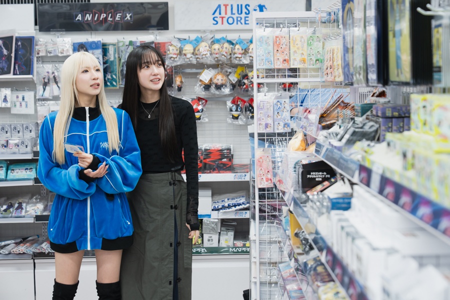 アニメも音楽も、「好き」に向き合い続ける——Little Glee MonsterのMAYUさん＆結海さん初めてふたりでお買い物！【店舗貸切！お小遣いアニメイト】-10