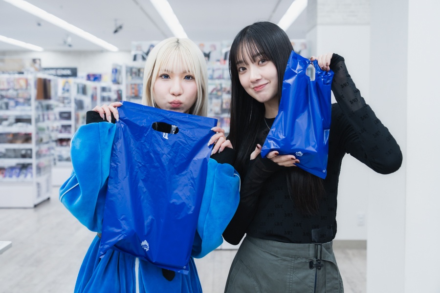 アニメも音楽も、「好き」に向き合い続ける——Little Glee MonsterのMAYUさん＆結海さん初めてふたりでお買い物！【店舗貸切！お小遣いアニメイト】-26