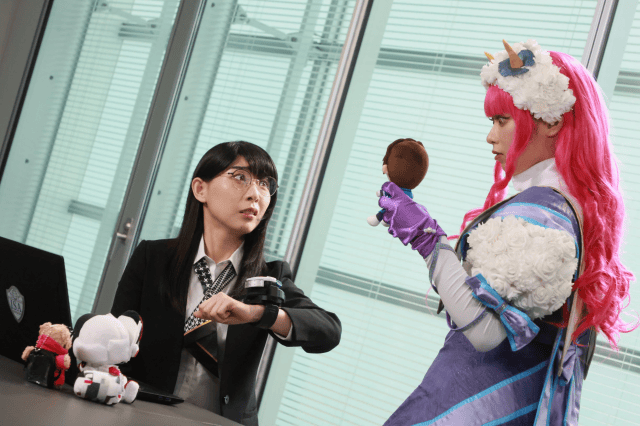 何かに驚いている様子の細部調(左)と陸王のぬいぐるみを手に持っているブーケ(右)