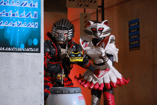 陰から何か見守っている？デコトラーデ(左)、ヤイヤイヤルカー(中央・小)、イターシャ(右)