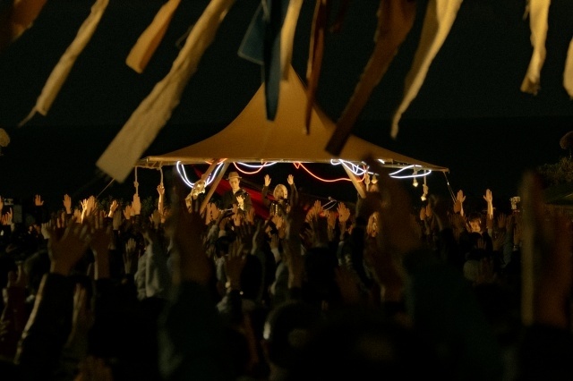 ReoNaさんが奄美大島での凱旋ライブでワンマンコンサート「ハロー、アンハッピー」atぴあアリーナMMの開催を発表！-3