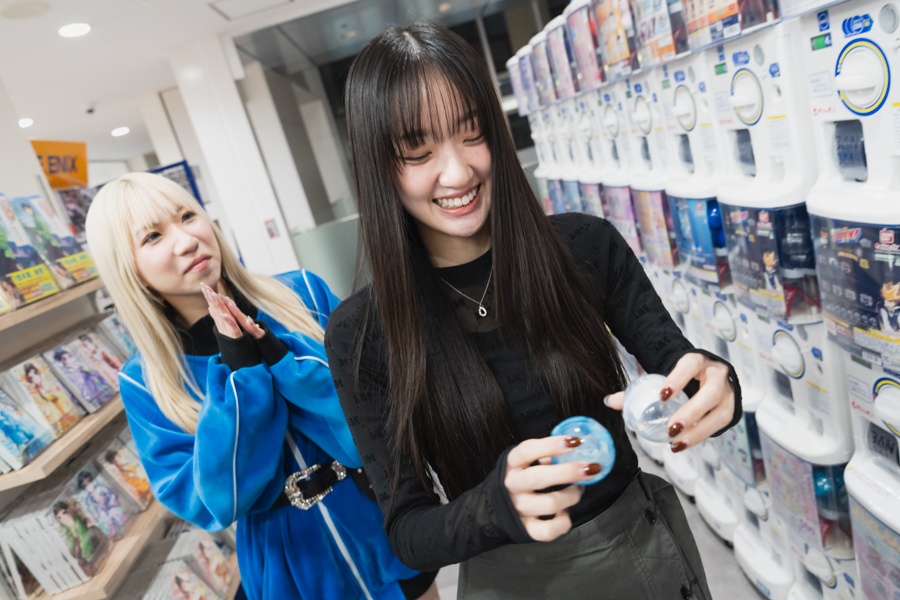 アニメも音楽も、「好き」に向き合い続ける——Little Glee MonsterのMAYUさん＆結海さん初めてふたりでお買い物！【店舗貸切！お小遣いアニメイト】-19