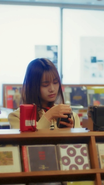 声優・伊藤美来さんが本格実写演技に初挑戦！ 総務省初となる縦型ショートドラマ「毎日に、万一に、ワイドFM」前編・後編が公開-1