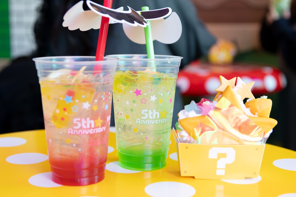 “無敵”のキラキラメニュー＆アイテムが盛りだくさん！ 5周年を迎えた「スーパー・ニンテンドー・ワールド™」で出会えるアニバーサリーグッズ＆フードをフォトレポートでご紹介！-5