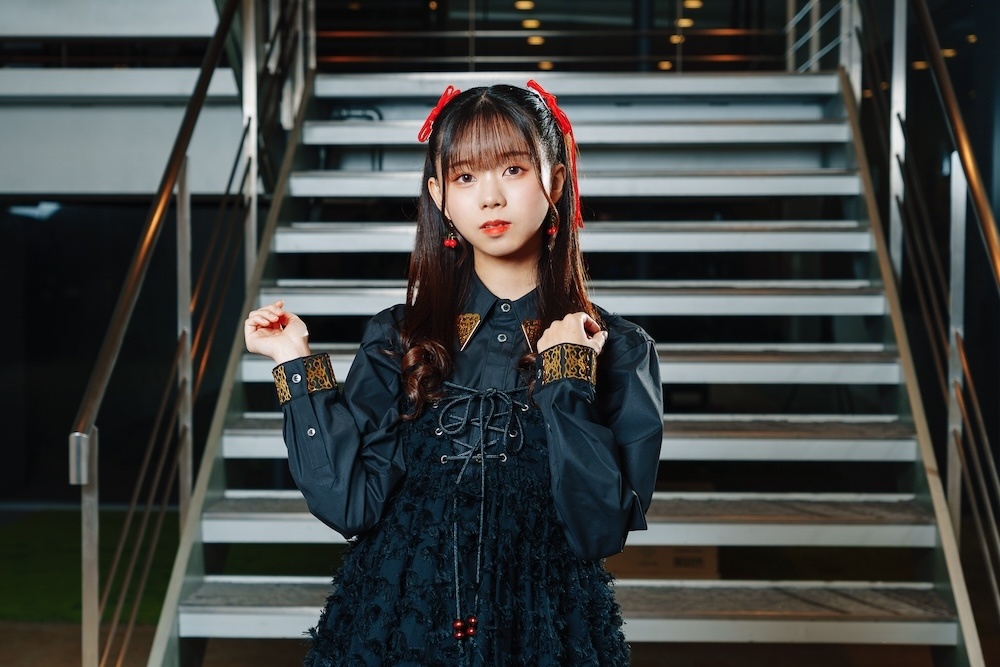 「100人いたら100通りの人生があると教えてくれるアニメだと思います」──TVアニメ『NEEDY GIRL OVERDOSE』パープル・ロリポップ役：川口莉奈さん×獄薔薇美血華役：椎名桜月さん×禰󠄀智禍さま役：星希成奏さん「カラマーゾフ」インタビュー-6