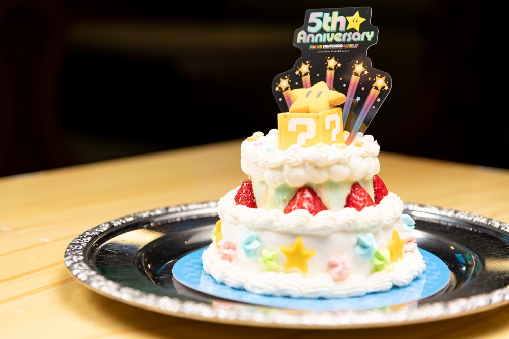 “無敵”のキラキラメニュー＆アイテムが盛りだくさん！ 5周年を迎えた「スーパー・ニンテンドー・ワールド™」で出会えるアニバーサリーグッズ＆フードをフォトレポートでご紹介！-2