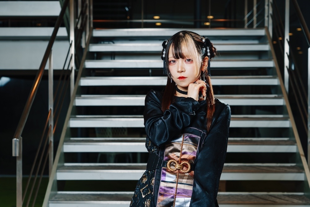 「100人いたら100通りの人生があると教えてくれるアニメだと思います」──TVアニメ『NEEDY GIRL OVERDOSE』パープル・ロリポップ役：川口莉奈さん×獄薔薇美血華役：椎名桜月さん×禰󠄀智禍さま役：星希成奏さん「カラマーゾフ」インタビュー-5