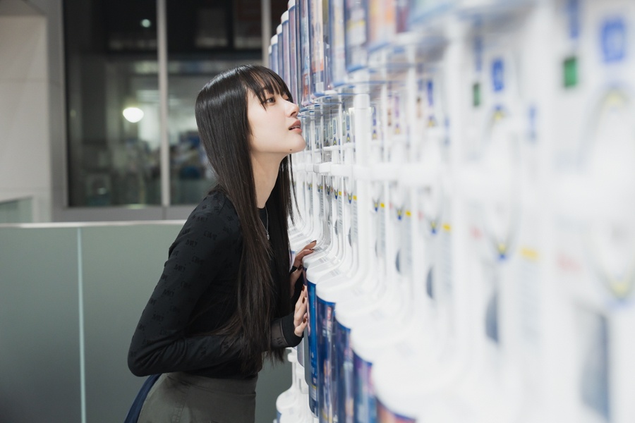 アニメも音楽も、「好き」に向き合い続ける——Little Glee MonsterのMAYUさん＆結海さん初めてふたりでお買い物！【店舗貸切！お小遣いアニメイト】-18