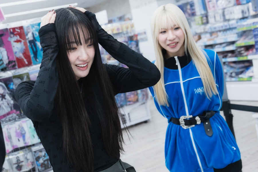 アニメも音楽も、「好き」に向き合い続ける——Little Glee MonsterのMAYUさん＆結海さん初めてふたりでお買い物！【店舗貸切！お小遣いアニメイト】-23