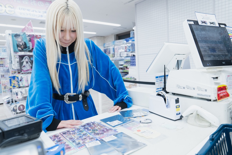 アニメも音楽も、「好き」に向き合い続ける——Little Glee MonsterのMAYUさん＆結海さん初めてふたりでお買い物！【店舗貸切！お小遣いアニメイト】-25