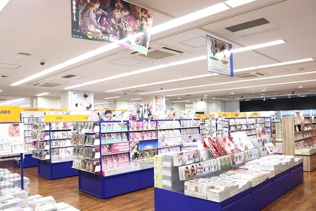 CD「劇場版 ひみつのアイプリ まんかいバズリウムライブ! テーマソング「開花宣言!」収録アルバム ときめきえがお/超ときめき・宣伝部 菅田愛貴ver.」やコミックス『君がわるい恋の話 encore』が発売！　ほか［今日のアニメイト池袋本店］-12