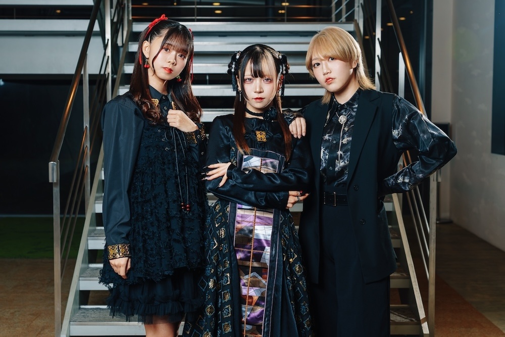 「100人いたら100通りの人生があると教えてくれるアニメだと思います」──TVアニメ『NEEDY GIRL OVERDOSE』パープル・ロリポップ役：川口莉奈さん×獄薔薇美血華役：椎名桜月さん×禰󠄀智禍さま役：星希成奏さん「カラマーゾフ」インタビュー-1